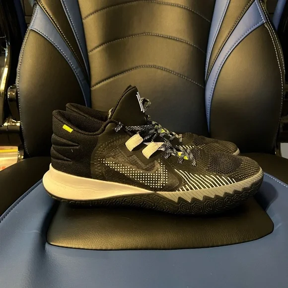 Nike Kyrie Flytrap V5 Basketball Shoes - Picture 3 of 7